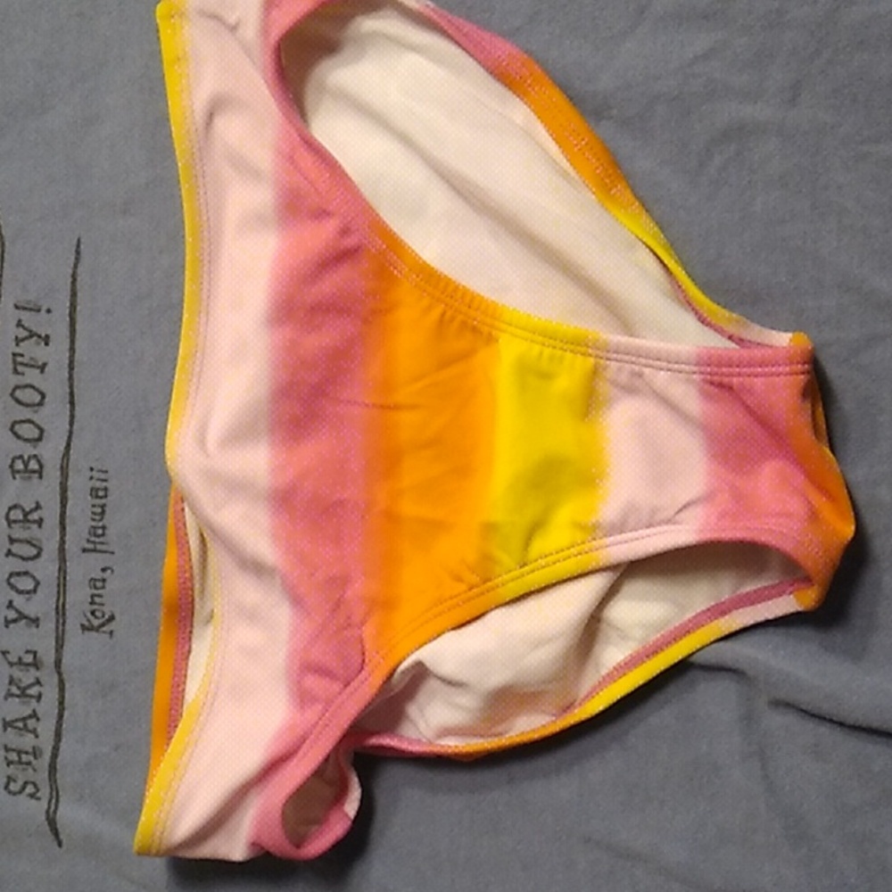 Bikini - Picture 3 of 4